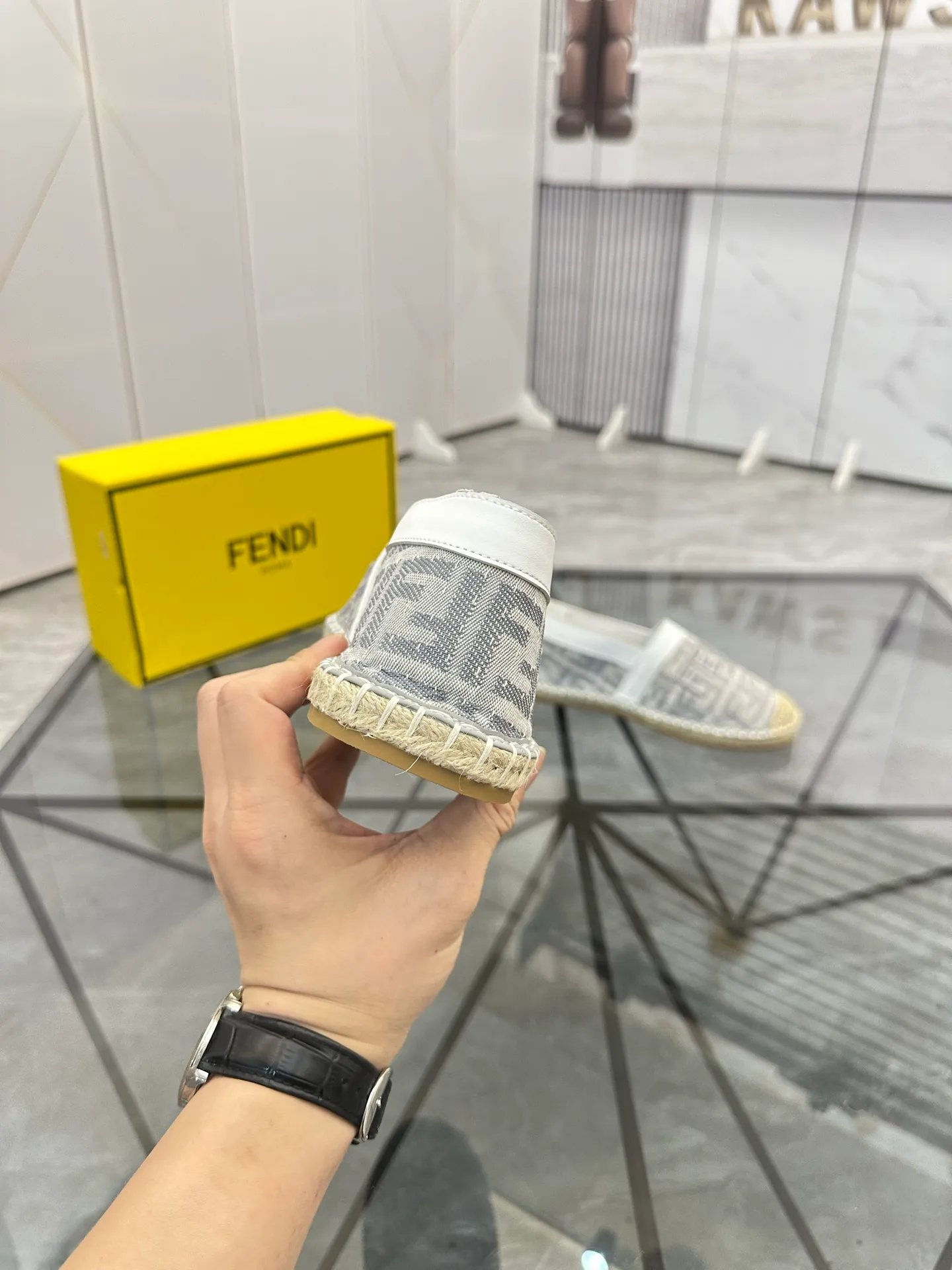 Selling men's shoes 💰: 💰P420¥ Product trademark: Fendi* "Fendi*" low-top fisherman's shoes Regular size: 38-44 (can be customized to 37.45) Product materials: upper imported cowhide stitched with original fabric, sheepskin lining, original outsole. Number: 1023